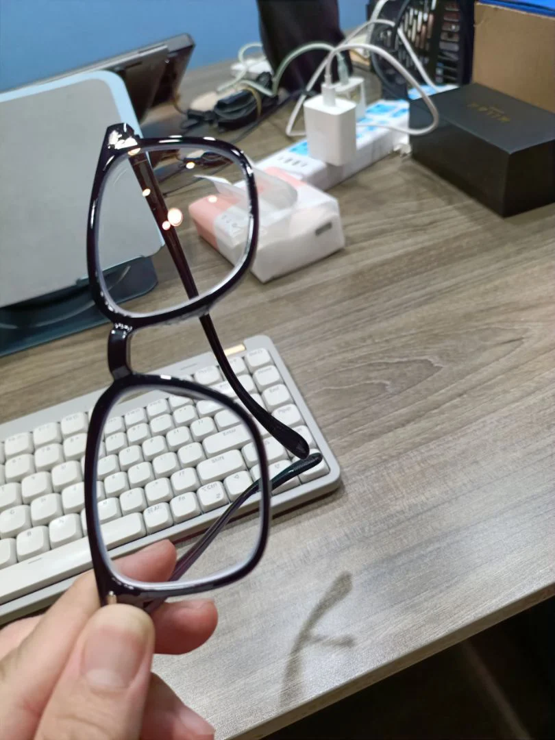 Không gian trưng bày bảng giá và chương trình khuyến mãi tại Milan Eyewear